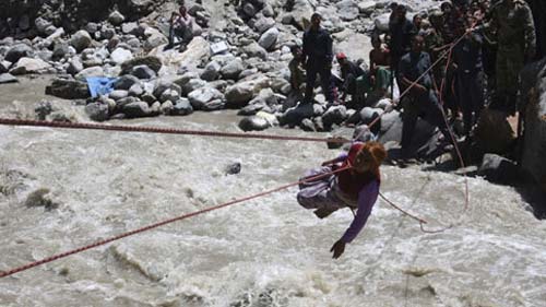 Người mắc kẹt ở bang Uttarakhand được cứu bằng dây thừng.
